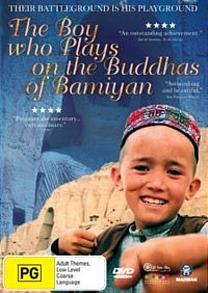 El niño que juega sobre los Budas de Bamiyán (2004)