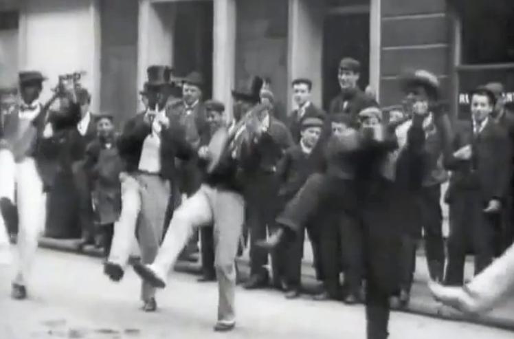 Nègres dansant dans la rue (1896)