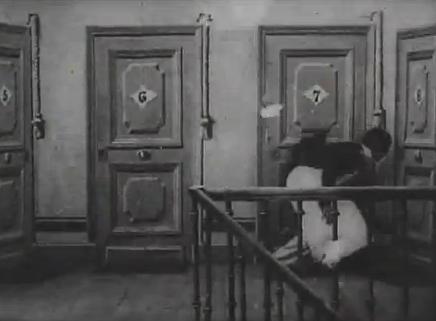 Par le trou de serrure (1902)